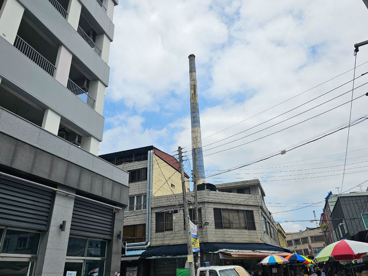 [진주=뉴시스]진주시, 20년 이상된 노후굴뚝 철거사업 모습.(사진=진주시 제공).2026.10.12.photo@newsis.com *재판매 및 DB 금지