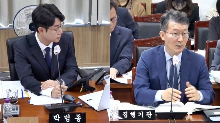 [세종=뉴시스] 송승화 기자 = (왼쪽)박범종 세종시의원이 조수창 기획조정실장을 상대로 질문을하고 있다.(사진=세종시의회 방송 캡처). 2026.10.12. photo@newsis.com *재판매 및 DB 금지