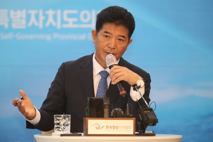 [제주=뉴시스] 송영훈 제주도의회 의장이 12일 오전 제주도의회 도민카페에서 취임 100일을 맞아 기자회견을 열고 발언하고 있다. (사진=제주도의회 제공) 2026.10.12. photo@newsis.com *재판매 및 DB 금지