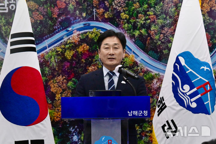 [남해=뉴시스] 차용현 기자 = 12일 오전 경남 남해군 류경완 군수가 취임 100일을 맞아 남해군청 대회의실에서 기자회견을 하고 있다. 2026.10.12.con@newsis.com