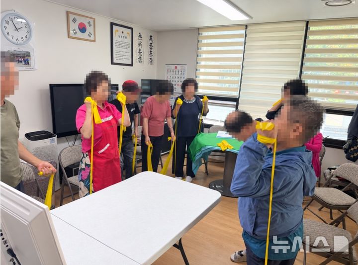 [오산=뉴시스] 오산시 보건소 직원들이 경로당에서 어르신들에게 낙상사고 예방운동을 하고 있는 모습(사진=오산시 제공) 2026.10.12.photo@newsis.com 