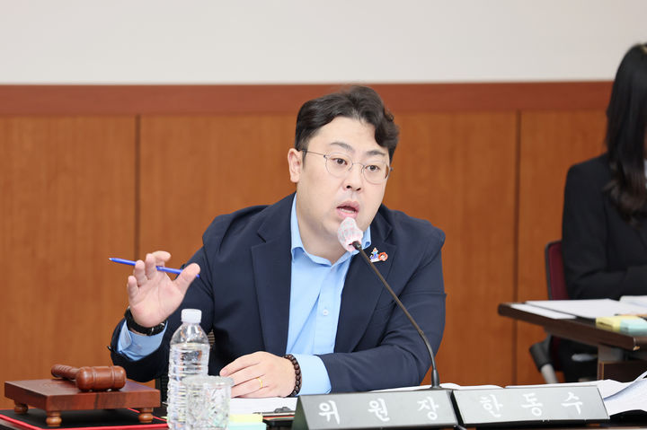 [제주=뉴시스] 제주도의회 문화관광체육위원회가 12일 제455회 임시회를 열고 제주시 자치행정국, 문화관광체육국 등을 상대로 행정사무감사를 실시한 가운데 한동수 문화관광체육위원장이 발언하고 있다. (사진=제주시 제공) 2026.10.12. photo@newsis.com *재판매 및 DB 금지