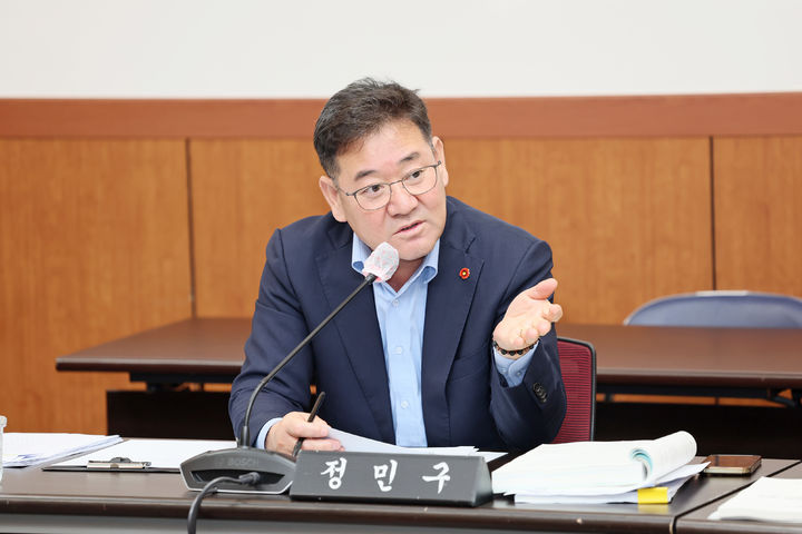 [제주=뉴시스] 제주도의회 문화관광체육위원회가 12일 제455회 임시회를 열고 제주시 자치행정국, 문화관광체육국 등을 상대로 행정사무감사를 실시한 가운데 정민구 의원이 발언하고 있다. (사진=제주시 제공) 2026.10.12. photo@newsis.com *재판매 및 DB 금지