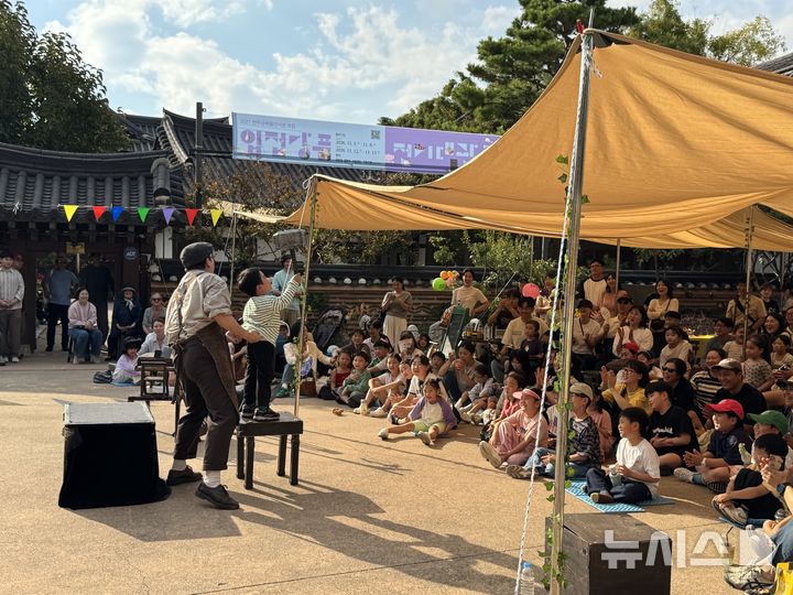 [전주=뉴시스] 전주한옥마을에서 펼쳐진 인형극 축제 현장 모습. (사진= 전주시 제공) *재판매 및 DB 금지