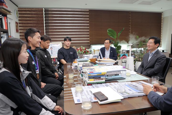 [용인=뉴시스] 국내외 대회에서 우수한 성적을 거둔 선수들을 격려하는 이상일 시장(사진=용인시 제공) 2026. 10. 12. photo@newsis.com *재판매 및 DB 금지
