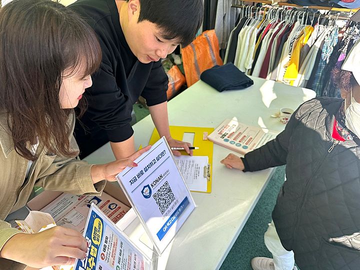 [평창=뉴시스] 평창군시설관리공단 관계자가 어르신들에게 보이스피싱 예방 앱 '시티즌코난' 설치 방법을 안내하고 있다. (사진=평창군 제공) 2026.10.12. photo@newsis.com *재판매 및 DB 금지