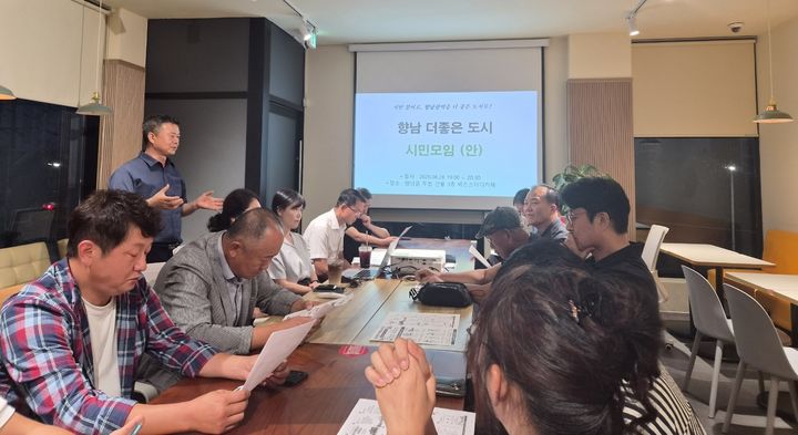 [화성=뉴시스] 성백석 향남 더좋은 도시 시민모임 위원장(사진 왼쪽 서 있는 사람)이 8월28일 시민모임 사전모임에서 향남읍 동전환 반대에 대한 의견을 개진하고 있다. (사진=향남 더좋은 도시 시민모임 제공) 2026.10.12. photo@newsis.com *재판매 및 DB 금지