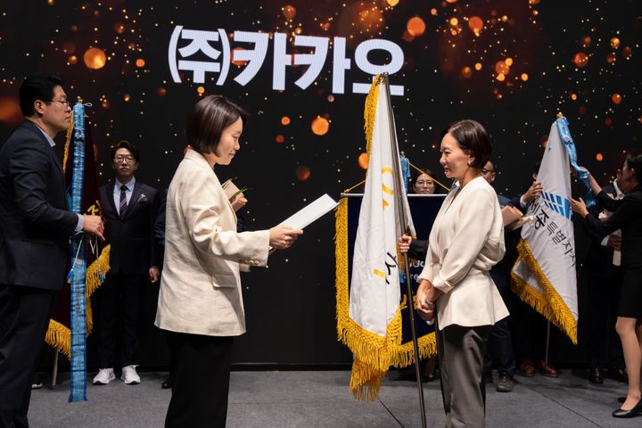 [서울=뉴시스] 지난 9일 공주에서 열린 ‘2026년 전통시장 및 상점가 활성화 유공 포상’ 시상식에서 이소영 중소벤처기업부 장관(가운데 왼쪽)이 양현서 카카오 상생사업 성과리더에게 국무총리표창을 수여하고 있다. (사진=카카오 제공) *재판매 및 DB 금지