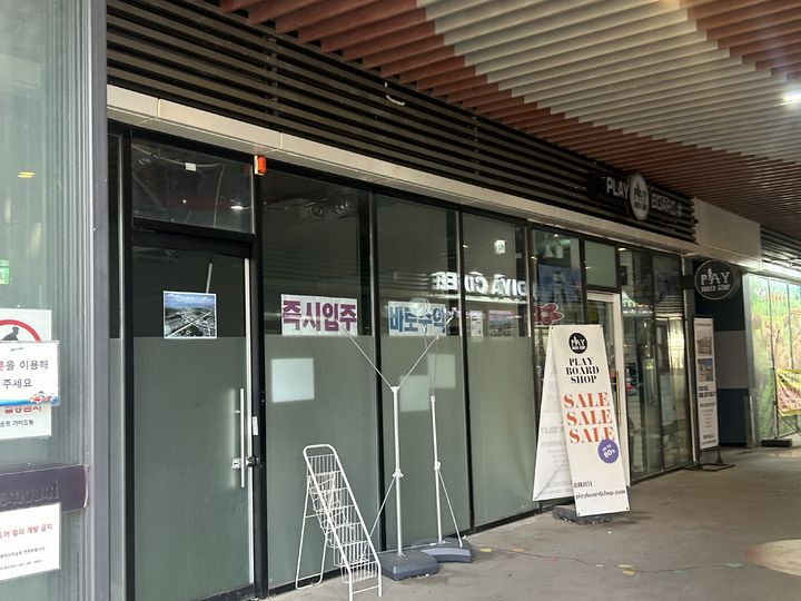 [고양=뉴시스] 김선우, 이시현 인턴기자 = 쇼핑몰 상가에 위치한 공실 매장 모습. 즉시 입주 홍보물이 붙어 있다. 2026.10.12 *재판매 및 DB 금지