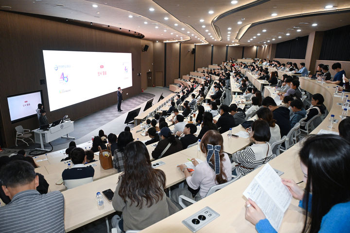 [안산=뉴시스] 이민근 경기 안산시장이 10일 한양대학교 에리카 융합교육관에서 진행한 '2027학년도 한양대학교 에리카 영재교육원 입학설명회'에서 인사말을 하고 있다. (사진=안산시 제공) 2026.10.12. photo@newsis.com *재판매 및 DB 금지