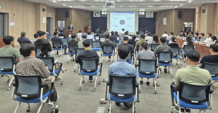 [안동=뉴시스] '지역 에너지산업 활성화를 위한 육상풍력 워크숍'이 지난 8일 경북개발공사 1층 강당에서 진행되고 있다. (사진=경북개발공사 제공) 2026.10.12. photo@newsis.com *재판매 및 DB 금지