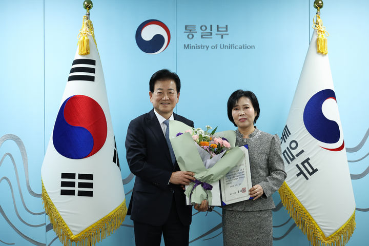 정동영 통일부 장관이 12일 통일부 산하 북한이탈주민지원재단(남북하나재단) 신임 이사장으로 탈북민 출신인 김영희 전 산업은행 수석연구원을 임명하고 임명장을 수여하고 있다. (사진=통일부 제공) 2026.10.12. *재판매 및 DB 금지