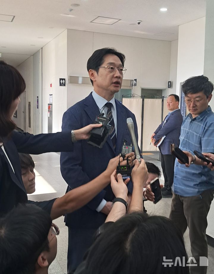 [창원=뉴시스]홍정명기자=12일 오후 경남도청 본관 1층에서 김경수 청와대 정무특별보좌관이 박완수 도지사를 만나기에 앞서 기자들 질문에 답하고 있다.2026.10.12. hjm@newsis.com