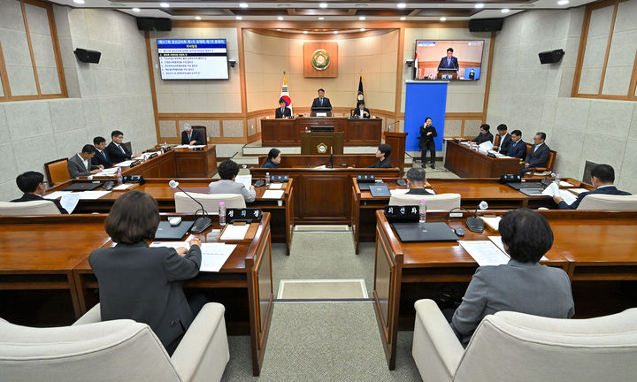정선군의회는 12일 군의회 본회의장에서 배왕섭 의장 주재로 군의회 제317회 정례회 개회를 선언하고 있다.(사진=정선군 제공) *재판매 및 DB 금지