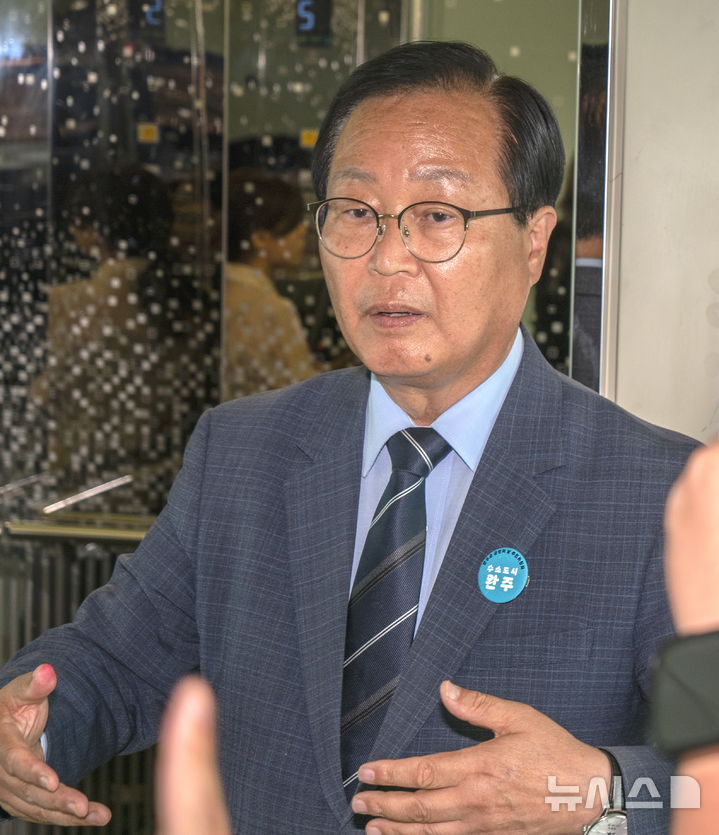 [전주=뉴시스] 김얼 기자 = 유희태 전북 완주군수가 12일 전북 전주시 전북경찰청에서 공직선거법 위반 혐의 소환조사를 마치고 기자들의 질의에 답변하고 있다. 2026.10.12. pmkeul@newsis.com