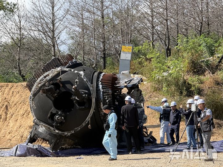 [영덕=뉴시스] 안병철 기자 = 12일 경북경찰청과 국립과학수사연구원, 고용노동부 등이 지난 3월 영덕 풍력발전단지에서 화재로 3명이 숨진 사건과 관련해 합동 감식을 하고 있다. 2026.10.12. abc1571@newsis.com.