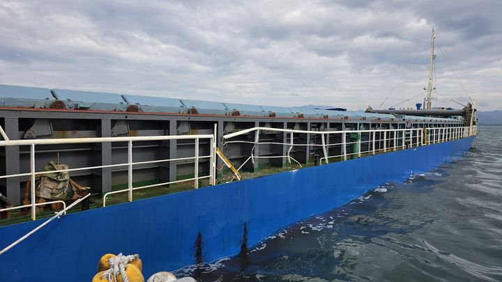 [여수=뉴시스] 12일 오전 9시58분께 여수 해상에서 충돌사고가 발생한 화물선. (사진=여수해경 제공) 2026.10.12. photo@newsis.com *재판매 및 DB 금지