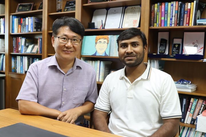[서울=뉴시스] 박재영 광운대 전자공학과 교수, 로비우 박사과정생. (사진=광운대 제공) 2026.10.13. photo@newsis.com *재판매 및 DB 금지
