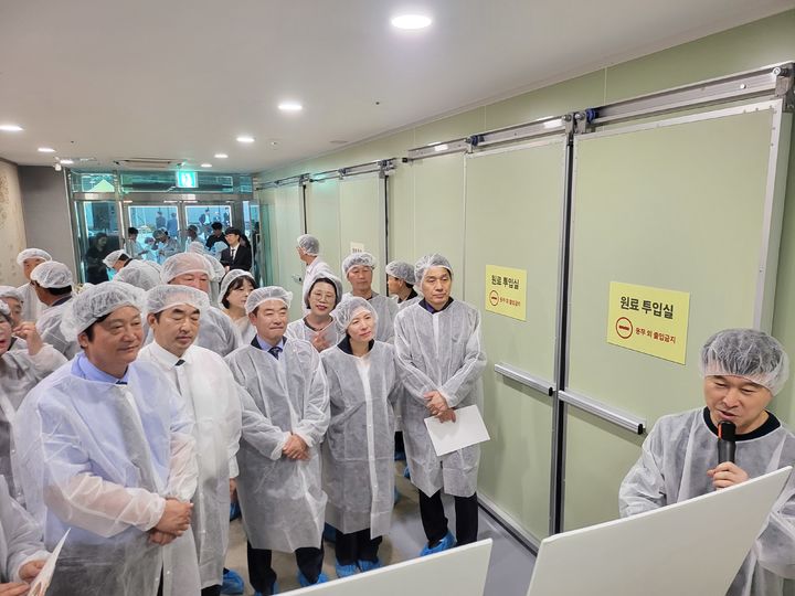 [세종=뉴시스] 김상경 농촌진흥청 차장이 12일 오전, 경기 파주시 탄현면에 있는 '파주장단콩웰빙마루'에서 열린 '해스밀래 두부공장' 개소식에 참석하여 관계자들을 격려하고, 성공적인 가동과 발전을 응원했다. (사진=농촌진흥청 제공) *재판매 및 DB 금지