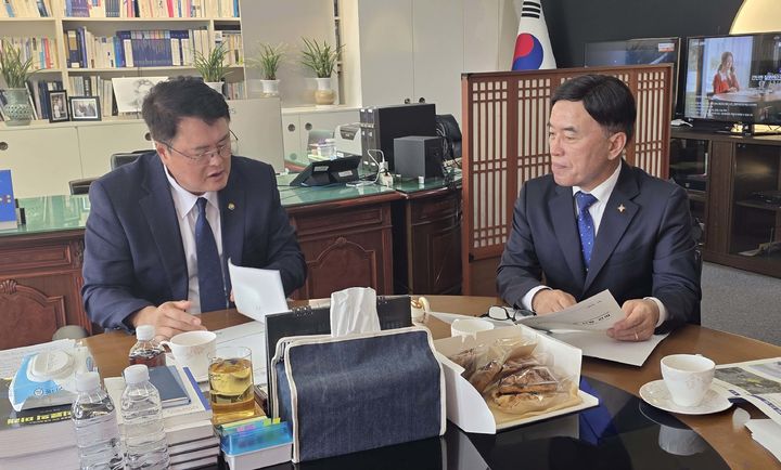 [대전=뉴시스] 조명휘 기자 = 황인호(오른쪽) 대전 동구청장이 12일 문화체육관광부를 방문해 김대현 제2차관에게 산내동 국민체육센터 조기 건립을 위한 정부 지원을 건의하고 있다. (사진= 동구청 제공) 2026.10.12. *재판매 및 DB 금지
