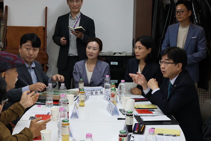 [서울=뉴시스] 소공인 제조혁신 상생모델 현장 간담회. (사진=소상공인시장진흥공단 제공) 2026.10.12. photo@newsis.com *재판매 및 DB 금지