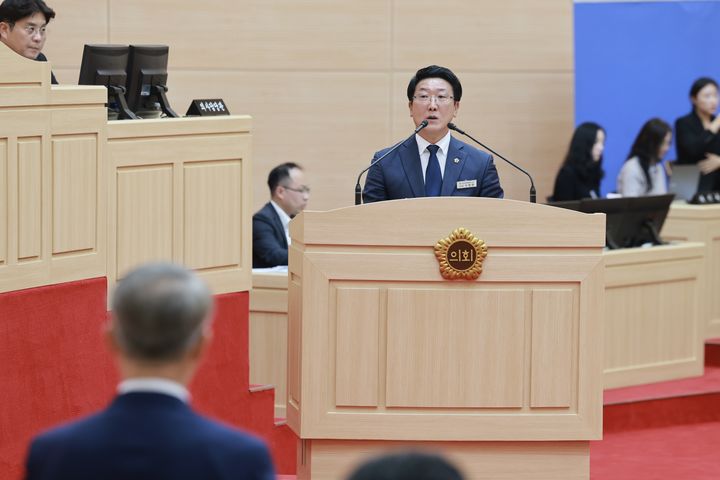 [전남광주=뉴시스] 송창헌 기자 = 이현명 전남광주통합특별시의원이 12일 제4회 임시회 2차 본회의에서 민형배 시장을 상대로 시정질문을 하고 있다. (사진=시의회 제공) 2026.10.12 photo@newsis.com *재판매 및 DB 금지