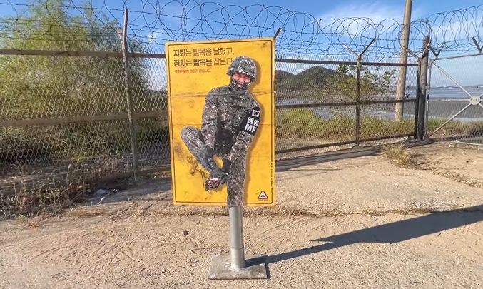 [서울=뉴시스] 지난 10~11일 경기 김포·파주 일대 군사접경지역과 용산공원 일대에서 지뢰 피해에 대한 정치권의 후속 대응을 비판하는 게릴라 캠페인이 진행되었다. (사진=유튜브 '이제석 광고연구소' 화면 캡처) 2026.10.12.
