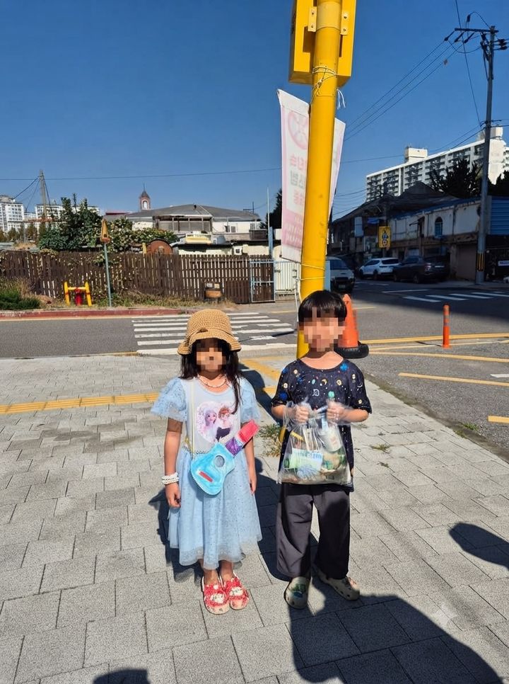 [서울=뉴시스] 밖에서 놀다가 길거리에 버려진 쓰레기를 발견한 어린이들이 직접 환경정화에 나선 사연이 전해졌다. (사진=보배드림 캡처)