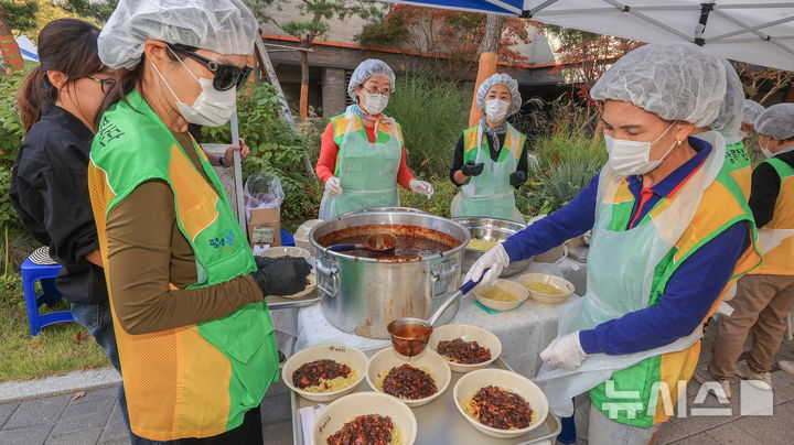 [과천=뉴시스] '짜장데이' 참여 봉사자들이 짜장면을 만들고 있다. (사진=과천시 제공) 2026.10.12. photo@newsis.com