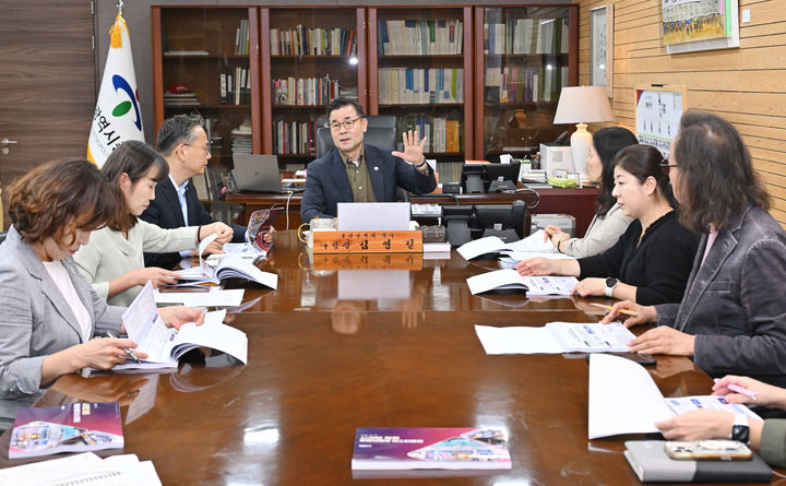 [울산=뉴시스] 울산 중구가 12일 중구청 구청장실에서 김영길 중구청장과 관계 공무원, 중구 용역위원, 용역업체 관계자 등 10명이 참석한 가운데 '시계탑 일원 로컬브랜딩 마스터플랜 용역' 최종 보고회를 개최했다. (사진=울산 중구 제공) 2026.10.12. photo@newsis.com *재판매 및 DB 금지