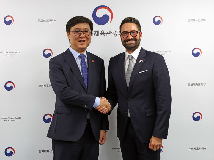 [서울=뉴시스] 12일 서울 종로구 국립현대미술관 서울관에서 최휘영 문화체육관광부 장관과 에릭 틸 룩셈부르크 문화부 장관이 면담을 갖고 양국 문화협력을 논의했다. (사진=문화체육관광부 제공) 2026.09.15. photo@newsis.com *재판매 및 DB 금지