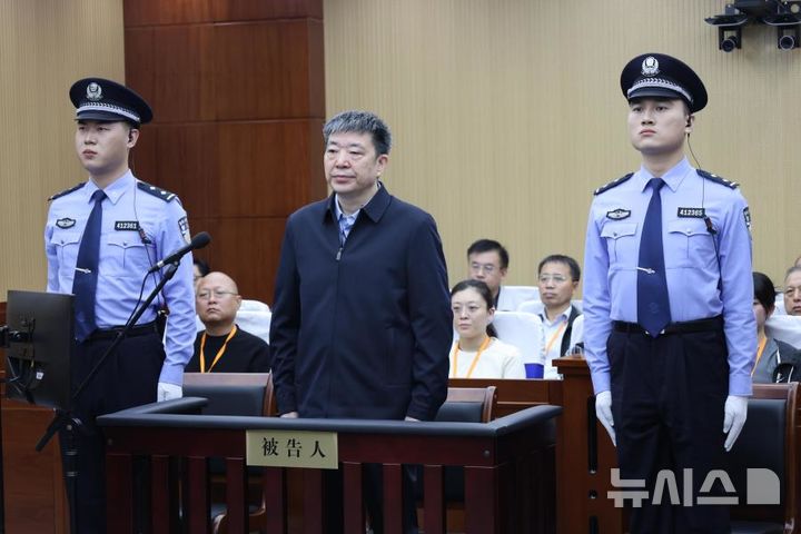 [베이징=뉴시스] 허난성 상추시 중급인민병원은 지난 10일 코로나19 확산 당시 우한시장을 지낸 저우셴왕 전 후베이성 전국인민정치협상회의(정협) 부주석의 뇌물수수 사건 1심 선고에서 수뢰 혐의로 징역 14년과 벌금 500만 위안(약 10억원)을 선고했다고 밝혔다.(사진=중국 허난성 상추시 중급인민병원 홈페이지 갈무리) 2026.10.12 photo@newsis.com