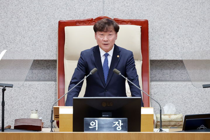 [수원=뉴시스] 남종섭 경기도의회 의장이 12일 제394회 임시회 제1차 본회의에서 발언하고 있다. (사진=경기도의회 제공) 2026.10.12. photo@newsis.com *재판매 및 DB 금지