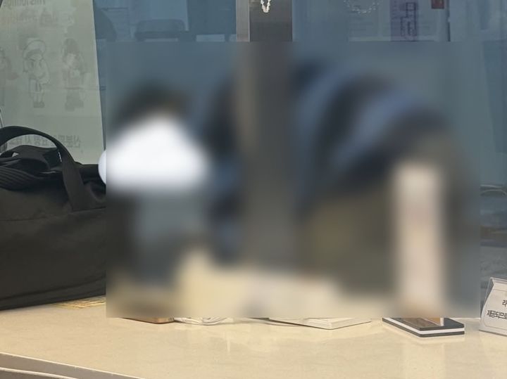 [서울=뉴시스] 서울역 국군장병 라운지(TMO)에서 이용 자격이 없는 한 남성이 퇴실 요구에 항의하며 다른 이용객들의 신분 확인까지 요구했다는 사연이 전해졌다. (사진출처=스레드 캡처) *재판매 및 DB 금지
