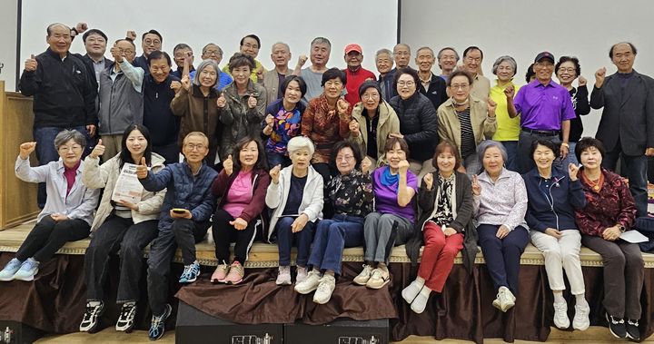 [안동=뉴시스] 안동병원이 캐나다 현지 한인단체 등을 대상으로 북미지역 의료관광객 유치 활동 후 기념사진을 찍고 있다. (사진=안동병원 제공) 2026.10.12. photo@newsis.com *재판매 및 DB 금지
