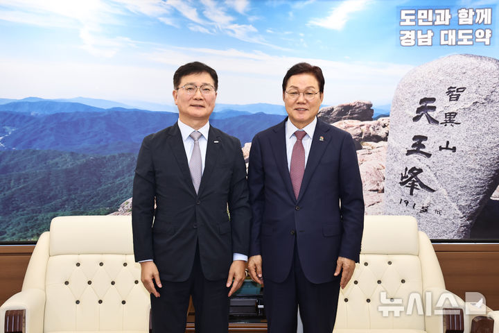 [창원=뉴시스]박완수(오른쪽) 경남도지사가 12일 오후 도청 도지사 접견실에서 취임 인사차 방문한 이현빈 한국남동발전 사장과 포즈를 취하고 있다.(사진=경남도 제공) 2026.10.12.. photo@newsis.com