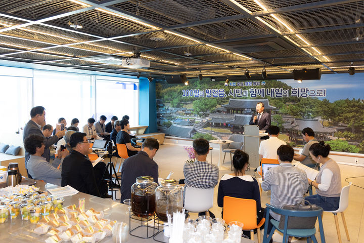 [통영=뉴시스] 신정철 기자= 강석주 통영시장은 12일, 폐조선소 통영리스타트플랫폼 남해안여행라운지에서 지역 언론인들과 ‘Tea & Talk’ 기자 간담회를 열고, 민선 9기 출범 100일의 주요 성과와 공약·현안사업 추진상황, 향후 시정 방향을 설명했다.사진은 기자회견 모습.(사진=통영시 제공).2026.10.12. photo@newsis.com *재판매 및 DB 금지