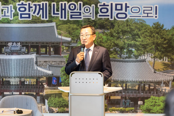 [통영=뉴시스] 신정철 기자= 강석주 통영시장은 12일, 폐조선소 통영리스타트플랫폼 남해안여행라운지에서 지역 언론인들과 ‘Tea & Talk’ 기자 간담회를 열고, 민선 9기 출범 100일의 주요 성과와 공약·현안사업 추진상황, 향후 시정 방향을 설명했다.사진은 기자회견 모습.(사진=통영시 제공).2026.10.12. photo@newsis.com *재판매 및 DB 금지