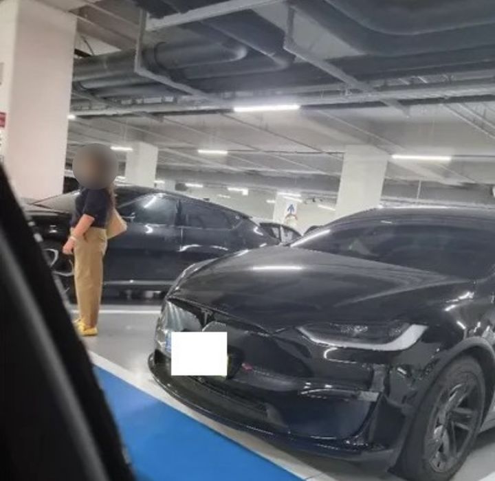 [서울=뉴시스] 주차 공간을 맡아뒀다며 차량 진입을 막고 차를 손으로 친 여성을 둘러싸고 온라인에서 비판이 이어지고 있다. (사진출처=온라인 커뮤니티 보배드림 캡처) *재판매 및 DB 금지
