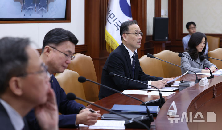 [서울=뉴시스] 조수정 기자 = 이형일 경제부총리 겸 재정경제부 장관이 12일 오전 서울 종로구 정부서울청사에서 대외경제장관회의를 주재하고 있다. 2026.10.12. chocrystal@newsis.com