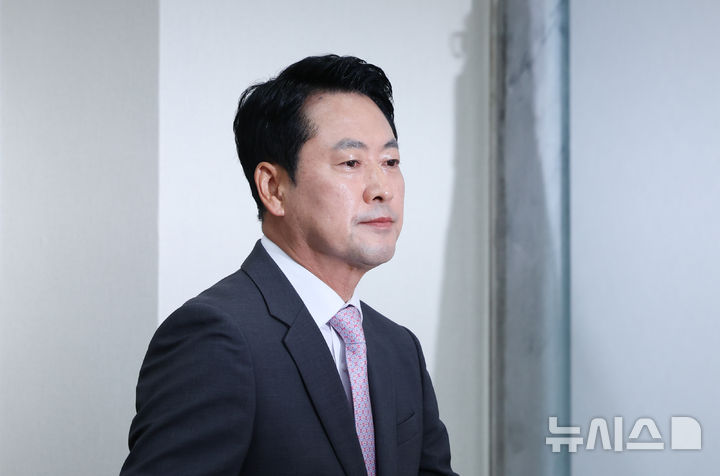 [서울=뉴시스] 김근수 기자 = 장동혁 국민의힘 대표가 12일 오전 서울 여의도 국회에서 열린 최고위원회의에 참석하고 있다. 2026.10.12. ks@newsis.com