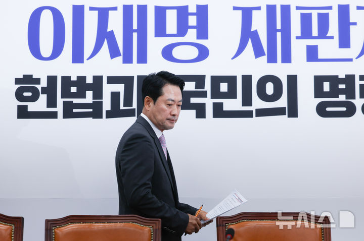[서울=뉴시스] 김근수 기자 = 장동혁 국민의힘 대표가 12일 오전 서울 여의도 국회에서 열린 최고위원회의에 참석하고 있다. 2026.10.12. ks@newsis.com