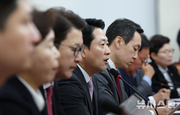 [서울=뉴시스] 김근수 기자 = 장동혁 국민의힘 대표가 12일 오전 서울 여의도 국회에서 열린 최고위원회의에서 발언하고 있다. 2026.10.12. ks@newsis.com