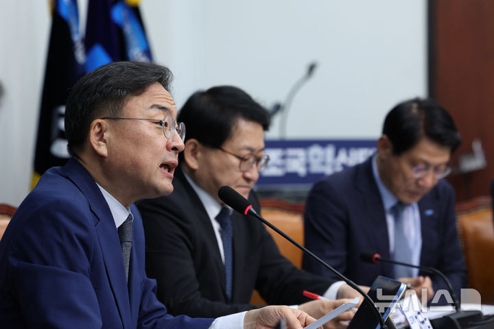 [서울=뉴시스] 고범준 기자 = 신장식 조국혁신당 대표가 12일 서울 여의도 국회에서 열린 최고위원회에서 발언하고 있다. 2026.10.12. bjko@newsis.com