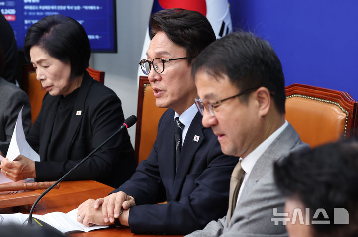 [서울=뉴시스] 최진석 기자 = 김민석 더불어민주당 대표가 12일 여의도 국회에서 열린 최고위원회의에서 발언하고 있다. 2026.10.12. myjs@newsis.com