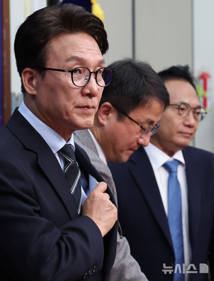 [서울=뉴시스] 최진석 기자 = 김민석 더불어민주당 대표가 12일 여의도 국회에서 열린 최고위원회의에 입장하고 있다. 2026.10.12. myjs@newsis.com