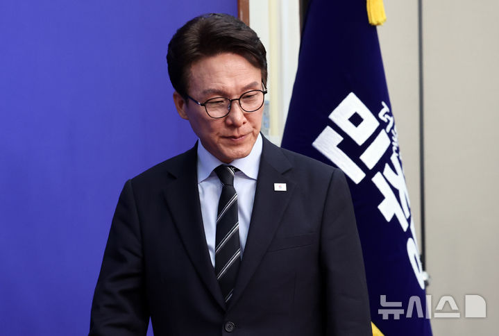 [서울=뉴시스] 최진석 기자 = 김민석 더불어민주당 대표가 12일 여의도 국회에서 열린 최고위원회의에 입장하고 있다. 2026.10.12. myjs@newsis.com