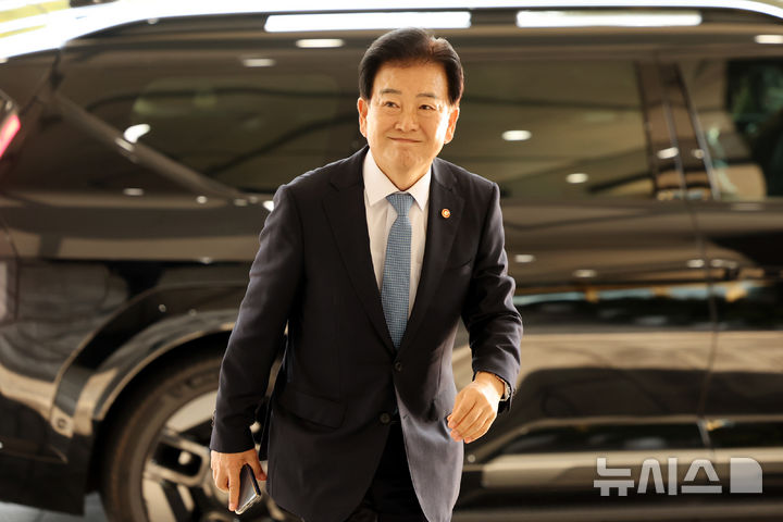 [서울=뉴시스] 박영태 기자 = 정동영 통일부 장관이 12일 오전 서울 종로구 정부서울청사로 출근하고 있다. 2026.10.28. since1999@newsis.com