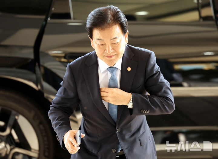 [서울=뉴시스] 박영태 기자 = 정동영 통일부 장관이 12일 오전 서울 종로구 정부서울청사로 출근하고 있다. 2026.10.12. since1999@newsis.com