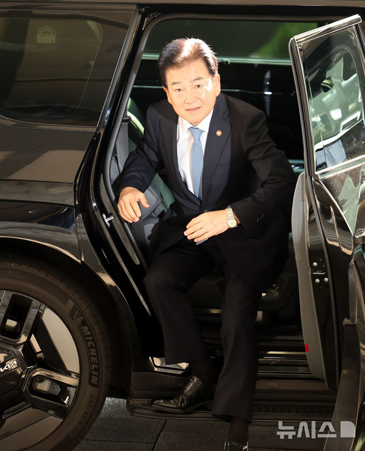 [서울=뉴시스] 박영태 기자 = 정동영 통일부 장관이 12일 오전 서울 종로구 정부서울청사로 출근하고 있다. 2026.10.12. since1999@newsis.com